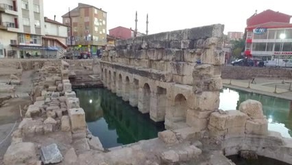 Descargar video: 2 Bin Yıllık Tarihi Roma Hamamı Arkeolojik Kazıları Havadan Görüntülendi