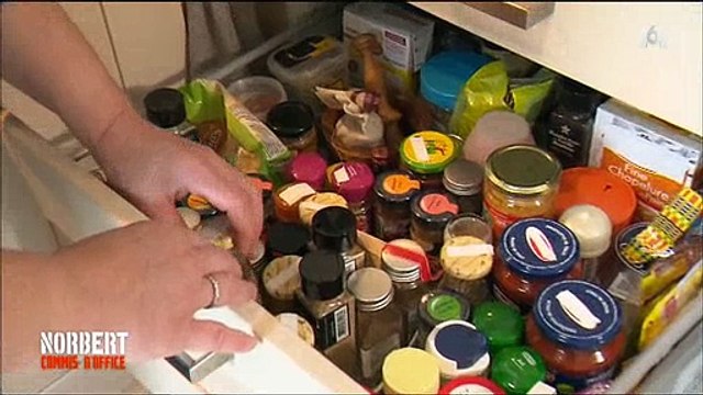 Dans Norbert commis d'office , une candidate cuisine avec... des produits périmés ! Regardez