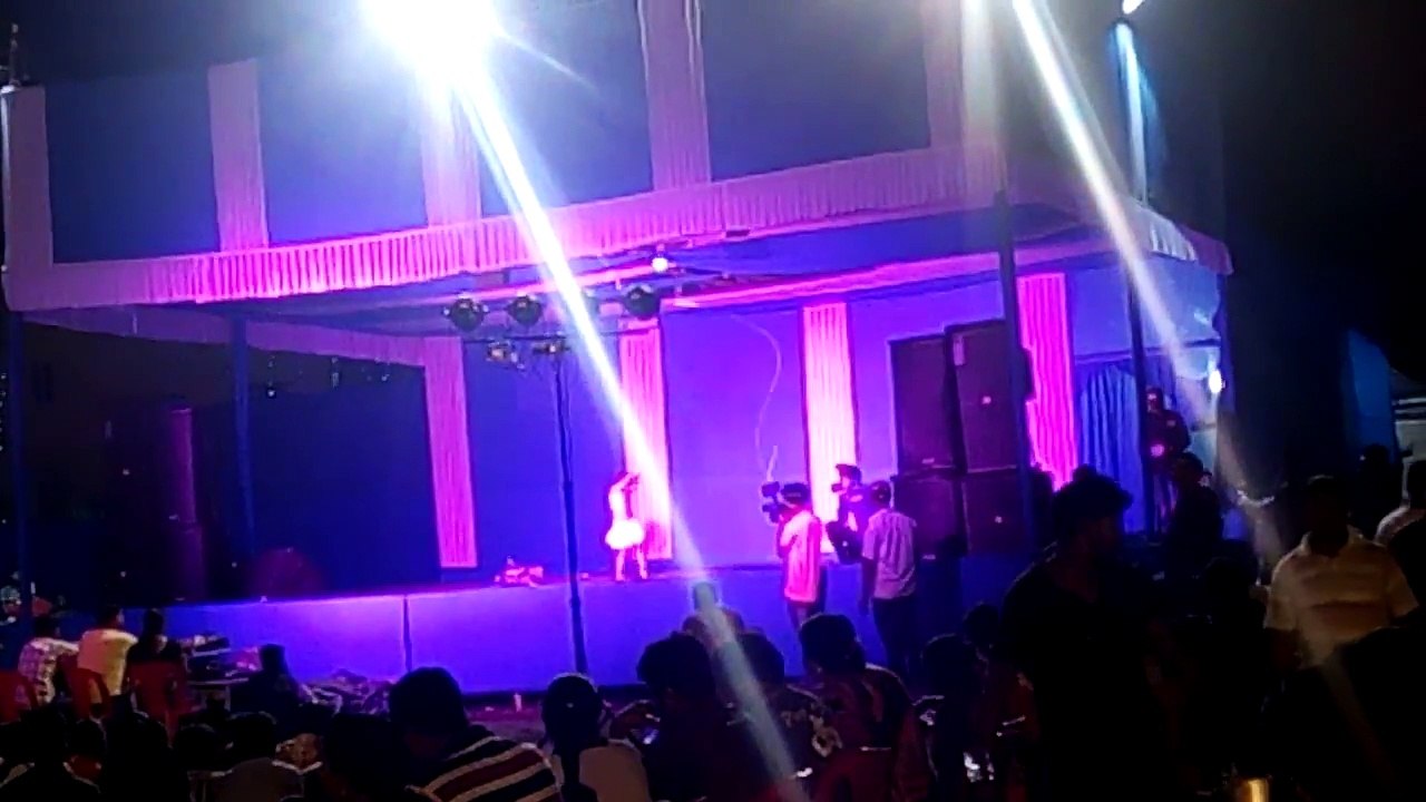 Baby girl dancing on bollywood song - chitiya kalaiya