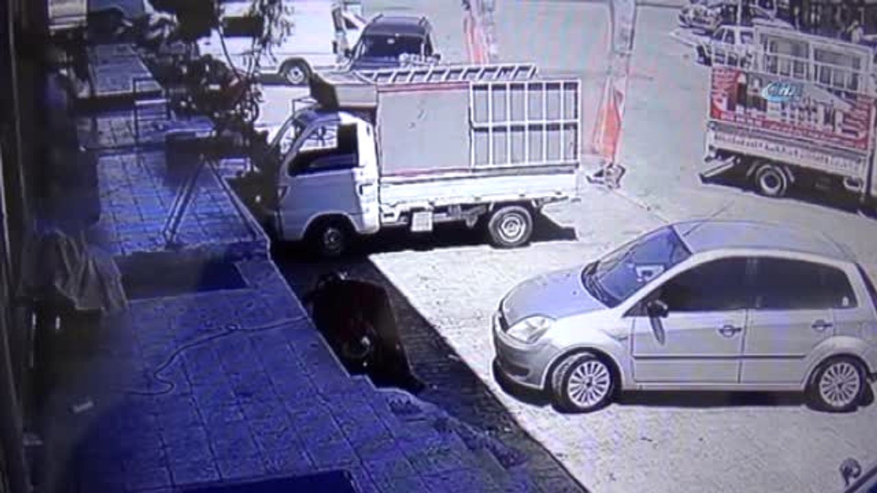 O Anlar Kamerada... Polisten Kaçarken Otomobilinden İndi, Kaçarken Başka Bir Aracın Altında Kaldı
