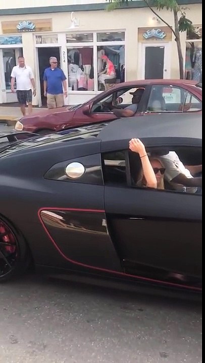 Un homme monte sur le pare-brise de sa Lamborghini
