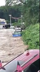 Une rivière en crue emporte des voitures (New Jersey)