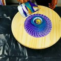 Peindre une petite table en bois avec plein de couleurs