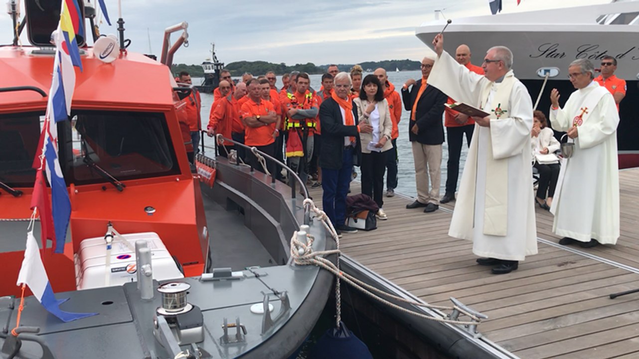 Mise à l’eau du canot de la SNSM « Charles Pilorget »
