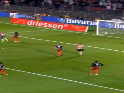 لقطة: الدوري الهولندي: لوزانو يدكّ شباك أوتريخت بتسديدة مهولة معزّزًا تقدّم آيندهوفن