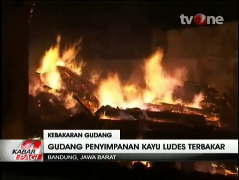 Gudang Penyimpanan Kayu di Bandung Ludes Dilalap Api