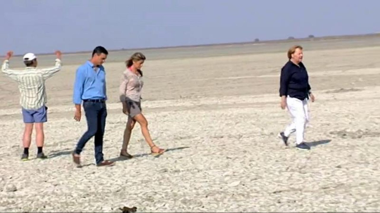 Angela Merkel in Sportschuhen im Feuchtgebiet