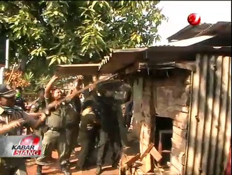 Aparat Satpol PP DKI Bongkar Puluhan Bangunan Liar di TPU Karet Bivak