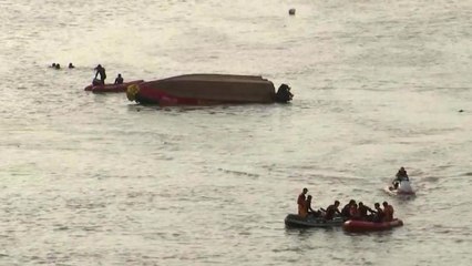 한강에서 구조보트 뒤집혀 소방관 2명 실종 / YTN