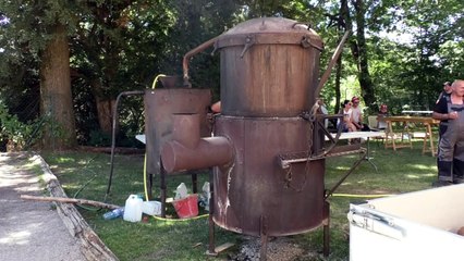 Alpes de Hautes-Provence: à la fête de la lavande à Saint-Geniez, la distillation c'est une affaire de famille.