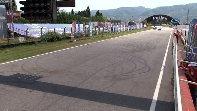 Üniversite öğrencileri tasarladıkları elektrikli araçları ile kıyasıya yarıştı