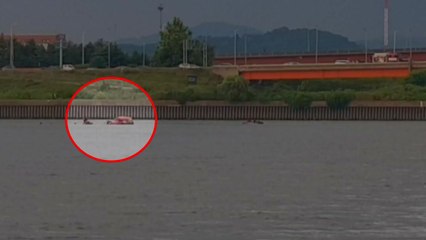 한강에서 구조보트 뒤집혀 소방관 2명 실종 / YTN