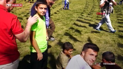 Rakibine yenilen minik güreşçi ağladı