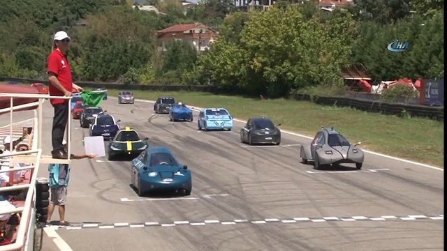 Üniversite Öğrencileri Tasarladıkları Elektrikli Araçları ile Kıyasıya Yarıştı