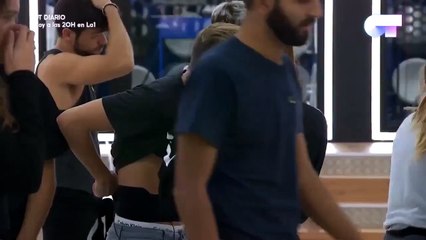 Alfred y Amaia abrazo por detrás | semana 3 |