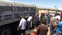 Lüks Otomobil Tıra Ok Gibi Saplandı! 2 Ölü, 2 Yaralı
