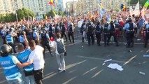 Confruntări între jandarmi și protestatari la mitingul din Piaţa Victoriei