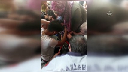 Gaziantep'te vücuduna bisiklet demiri saplanan çocuk kurtarıldı