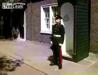 Voilà comment on fait rire un garde royal de la reine
