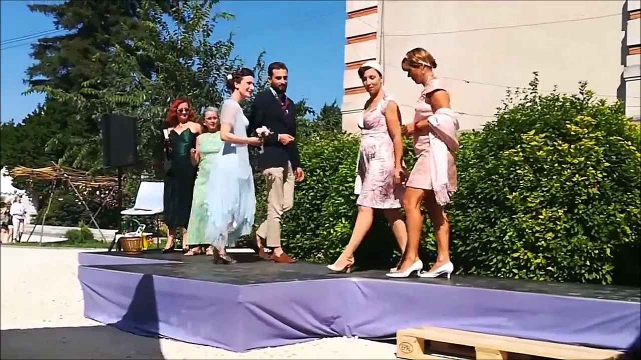 Défilé de mode à la foire à la brocante