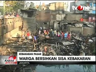 Korban Kebakaran Pasar Gembrong Bersihkan Sisa Barang Berharga