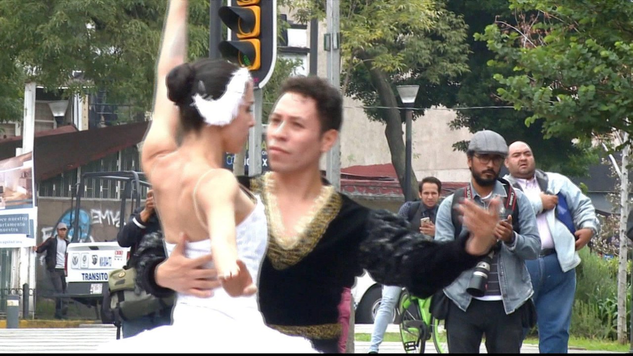 Mexico City: Drivers stuck in traffic treated to ballet