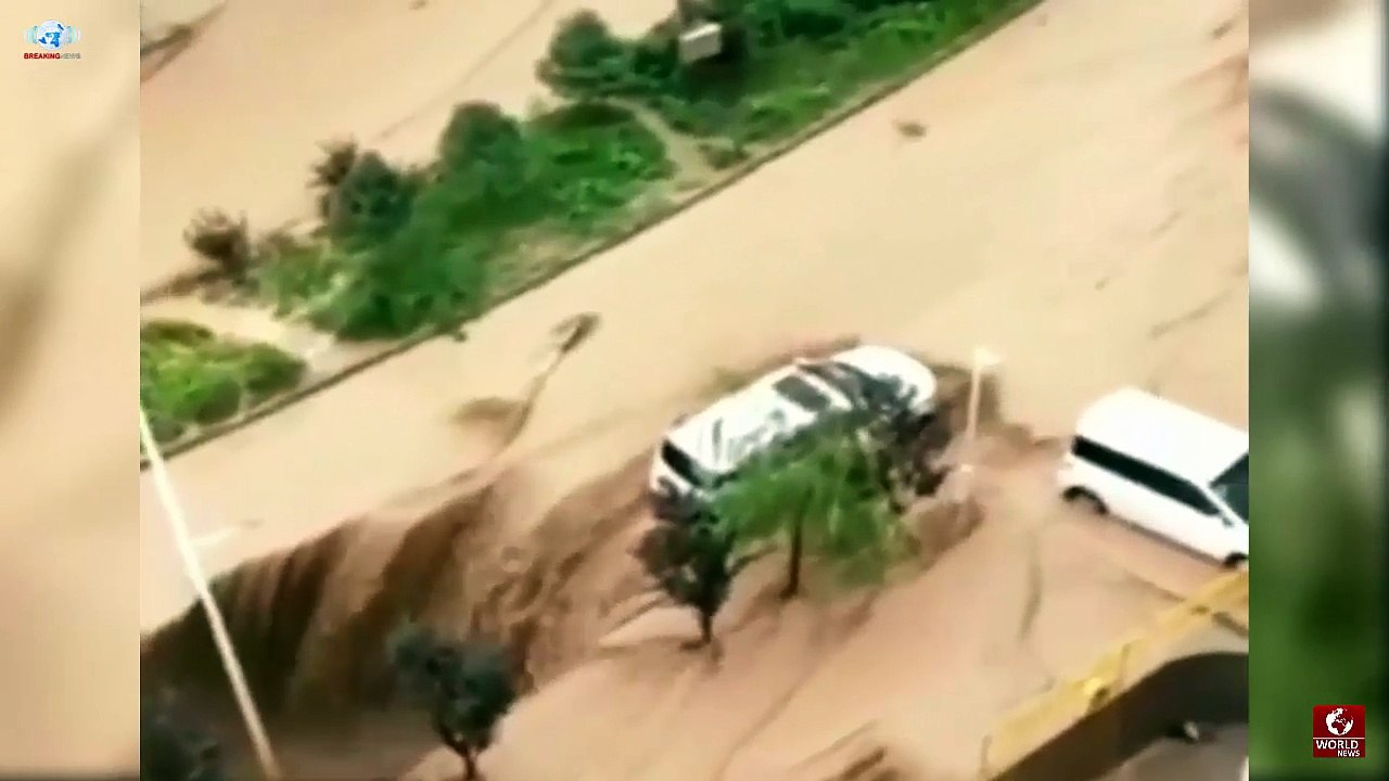 Crowd saves car from falling into sinkhole in China