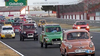 Concentración de Seat 600 en Albacete 2015. Salida en el circuito.