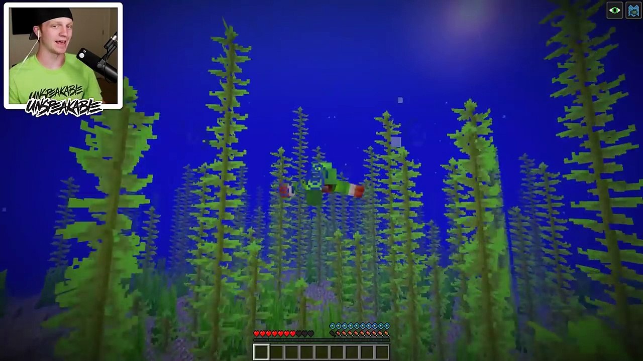SURVIVING MY FIRST NIGHT UNDERWATER IN MINECRAFT!