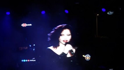 Konseri Biten Sertap Erener Şarkı Söylemeye Devam Etti