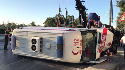 Bakırköy'de Ambulans Devrildi: 3 Yaralı
