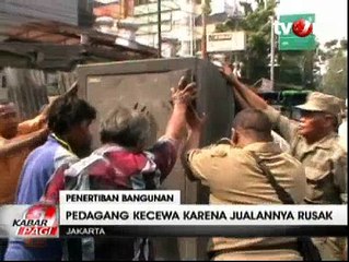 Télécharger la video: Puluhan Kios Pedagang Dibongkar Paksa