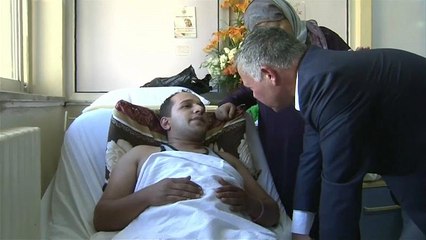 شاهد: الملك عبد الله يزور جرحى الجيش بعد عملية السلط
