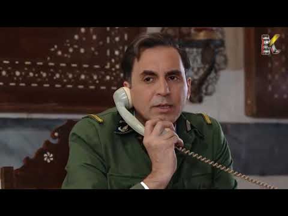 الكومندان يخبر مظهر عن دور امه في تنظيف حارة ال...
