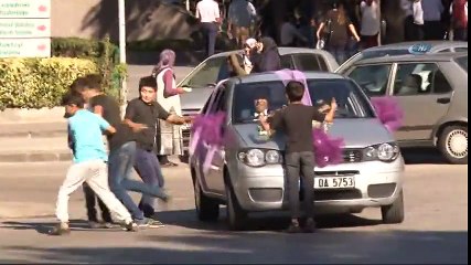 Düğün Konvoyunun Önünü Kesen Çocuklar Pes Dedirtti