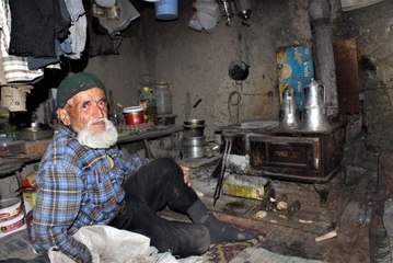 Nişan Atınca Hayata Küsen Ahmet Dede, 30 Yıldır Dağda Tek Başına Yaşıyor