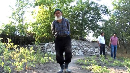 Hiç evlenmedi, 30 yıldır dağda tek başına yaşıyor