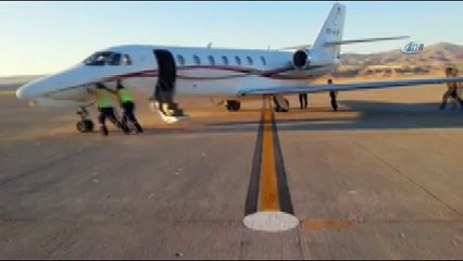 Havalimanında özel jeti iterek çalıştırdılar