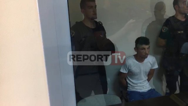 Report TV - Autori i masakres së Selenicës del para gjykatës, pritet me pështyma