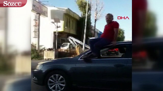 Bu kadarına da pes! Otomobilin tavanına oturup, direksiyonu ayakları ile kontrol etti
