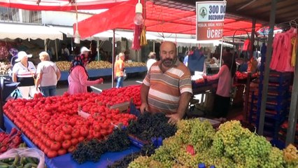 Pazarcı esnafı, 300 dolar bozdurana meyve-sebzeyi bedava veriyor