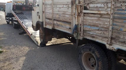 Kamyonu Kurtarıcıya Yükleyen Adamların Korkutan Görüntüleri