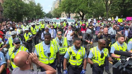 Contra-manifestação sufoca protesto neonazista nos EUA