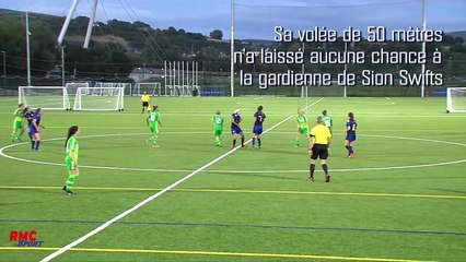 Elle marque d'une reprise de volée de sa moitié de terrain