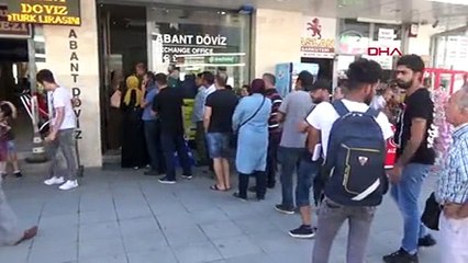 Döviz bürolarında dolar bozdurma kuyruğu