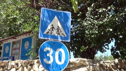 Mahalle sakinleri 60 yıllık okulun yenilenmesini istiyor