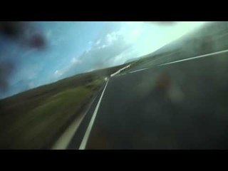 Video herunterladen: Bruce Anstey chases John McGuinness! TT 2014 Superbike - Practice - HD