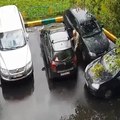 Cet homme sort sa voiture d'une manière impressionnante !