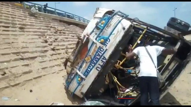 (Vidéo) - Voici le tata tombé du pont, on y a trouvé : des sandals, des cheveux naturels, greffage...etc