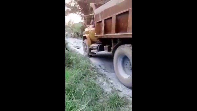 Un gros camion tente de traverser un pont bien trop fragile et c'est le drame
